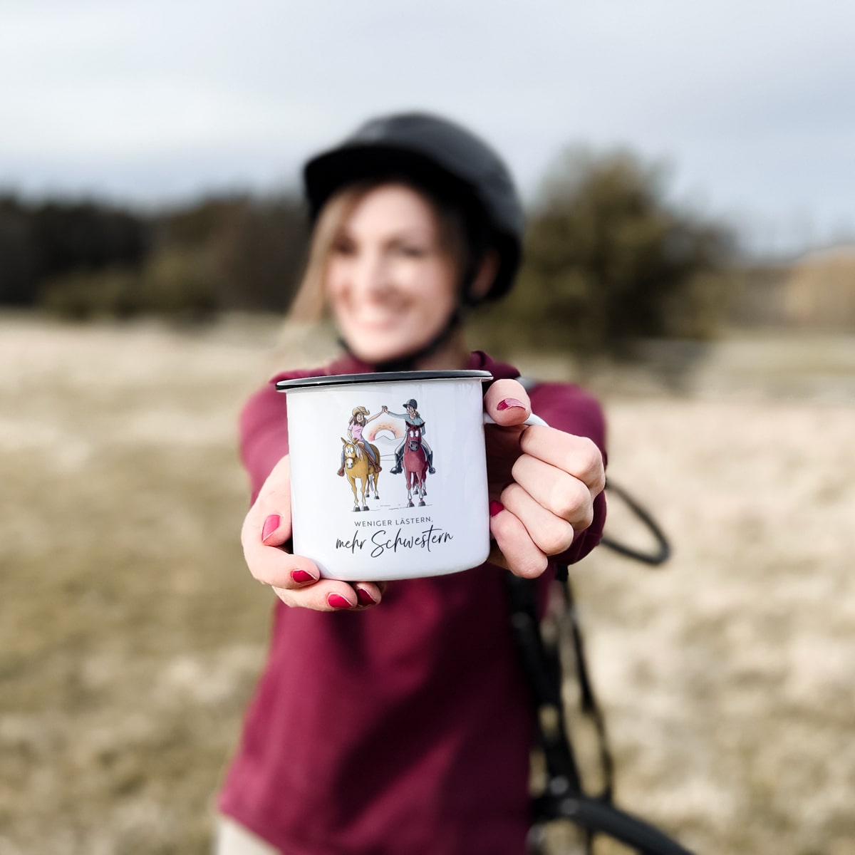 Emaille-Tasse "Weniger lästern, mehr Schwestern"